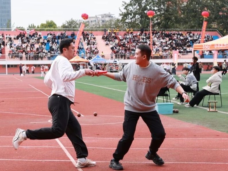 三尺讲台育桃李 运动赛场展英姿——我校教职工积极参与第十三届运动会